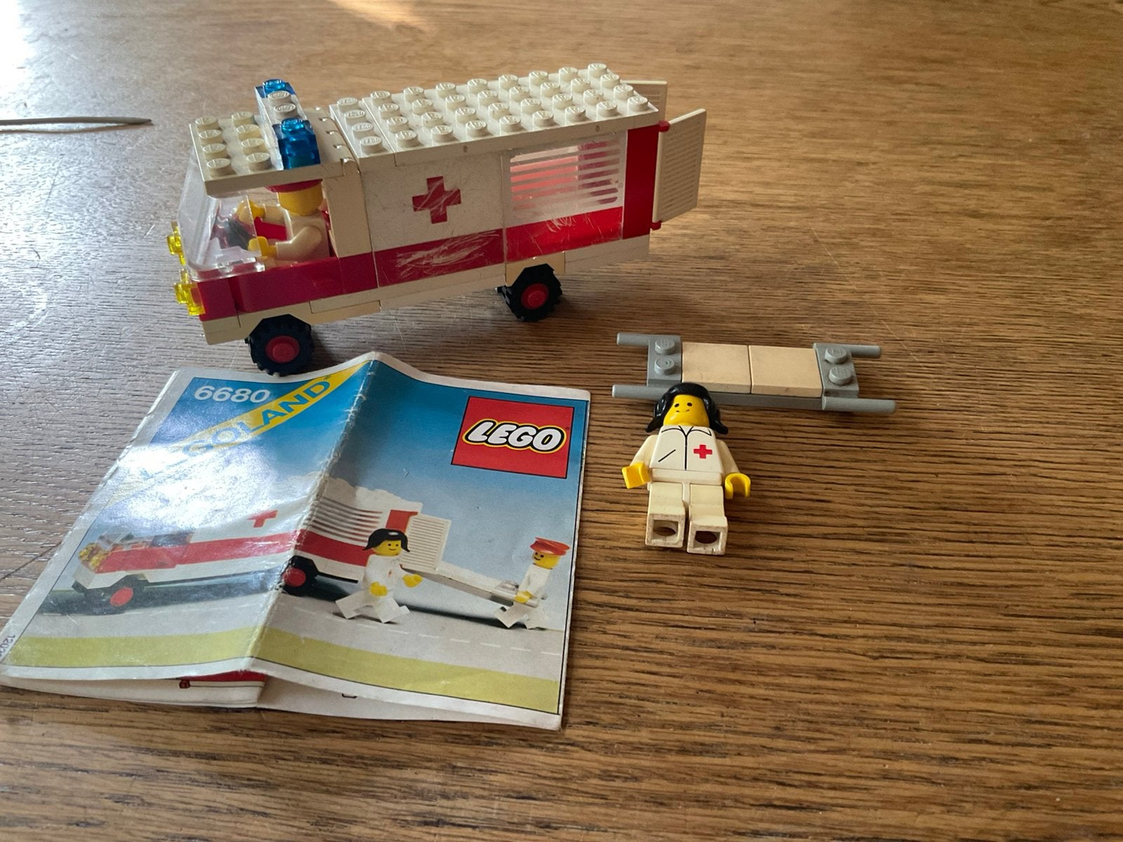 Vintage LEGO Legoland Ambulance 6680 met minifiguur, Ophalen of Verzenden, Gebruikt, Overige merken