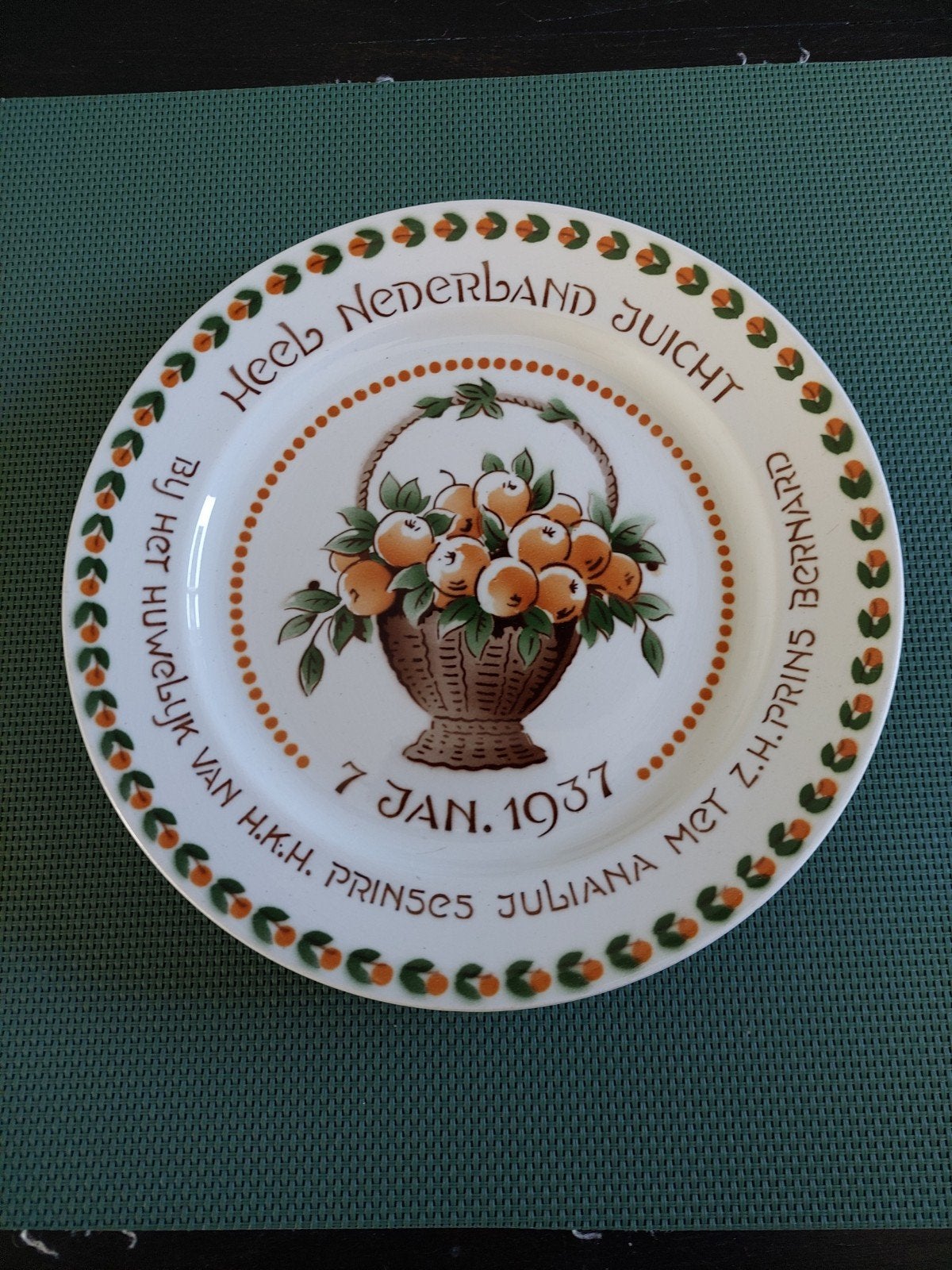 herhinneringsbord huwelijk Juliana en Bernard, Verzamelen, Ophalen of Verzenden, Zo goed als nieuw, Servies