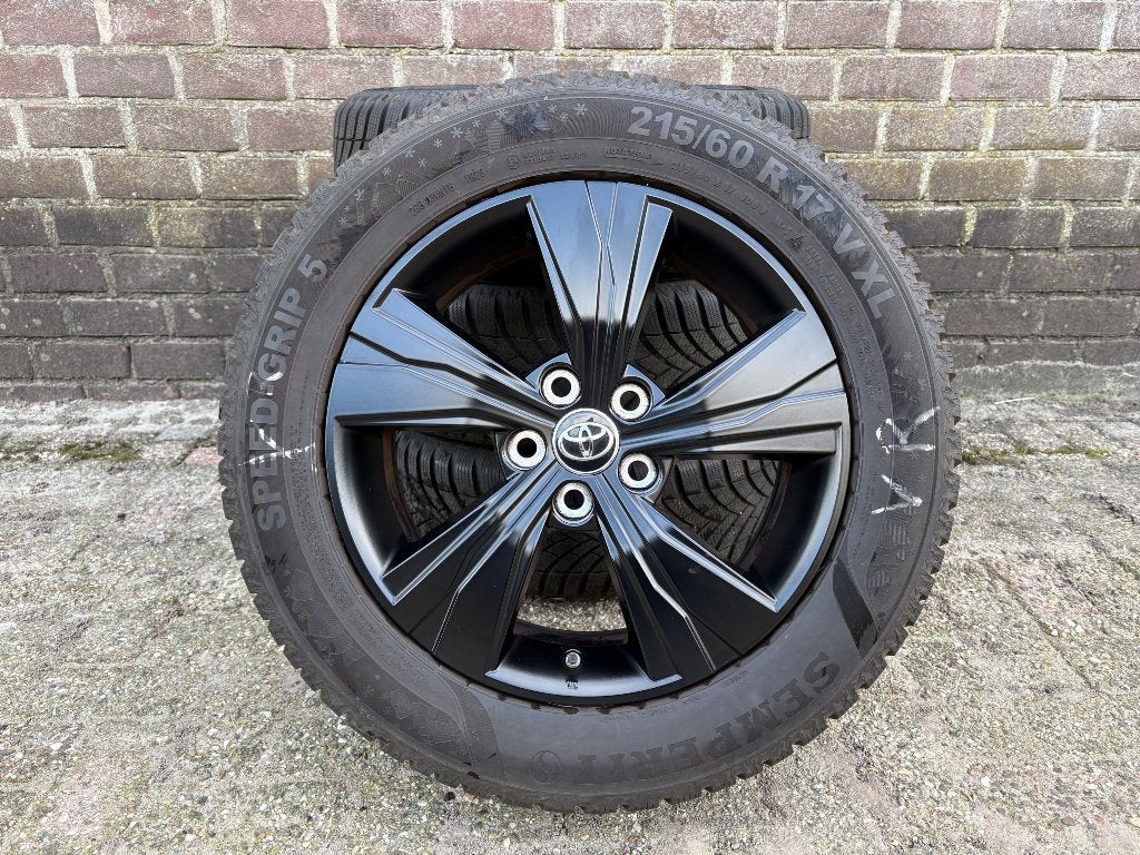 Toyota Corolla Cross OEM 17 inch winterset 215-60-17, Auto-onderdelen, Banden en Velgen, 17 inch, Personenwagen, Gebruikt
