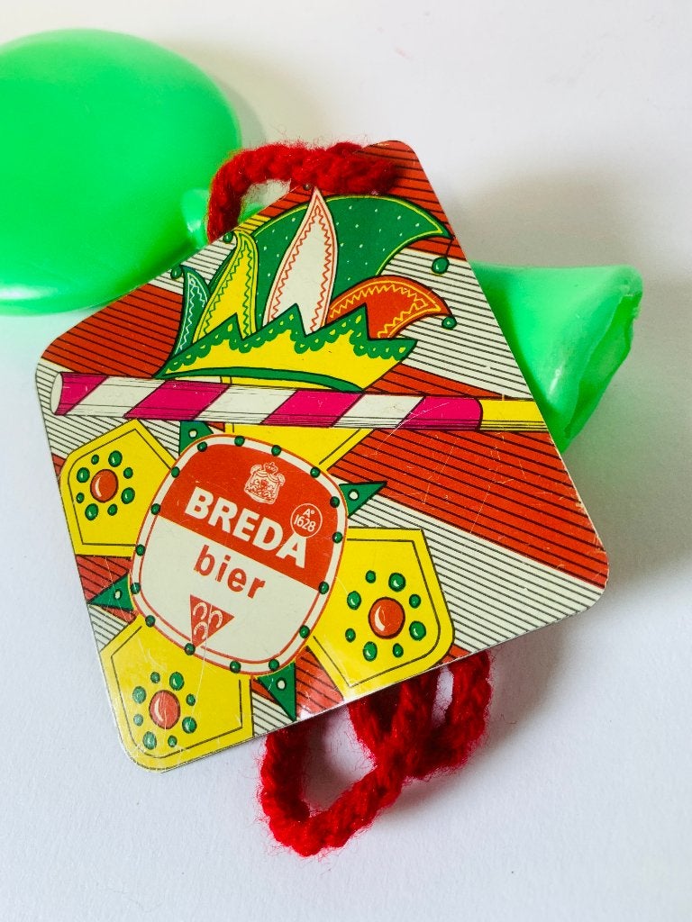 Vintage Carnaval Fluitje met Breda Bier Reclame bordje, Ophalen of Verzenden, Gebruikt, Overige typen, Carnaval