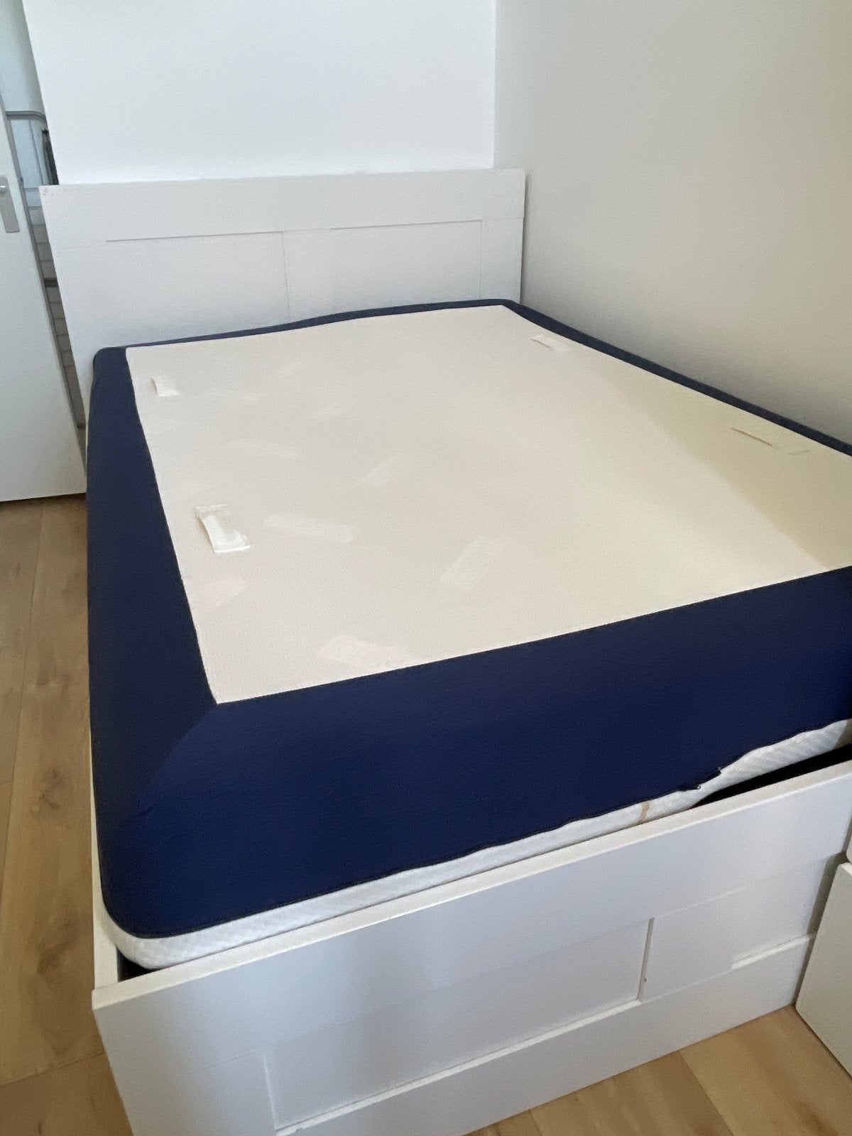 Tweepersoonsbed met opbergruimte en hoofdbord, Huis en Inrichting, Slaapkamer | Bedden, Ophalen, Wit, Tweepersoons, 140 cm