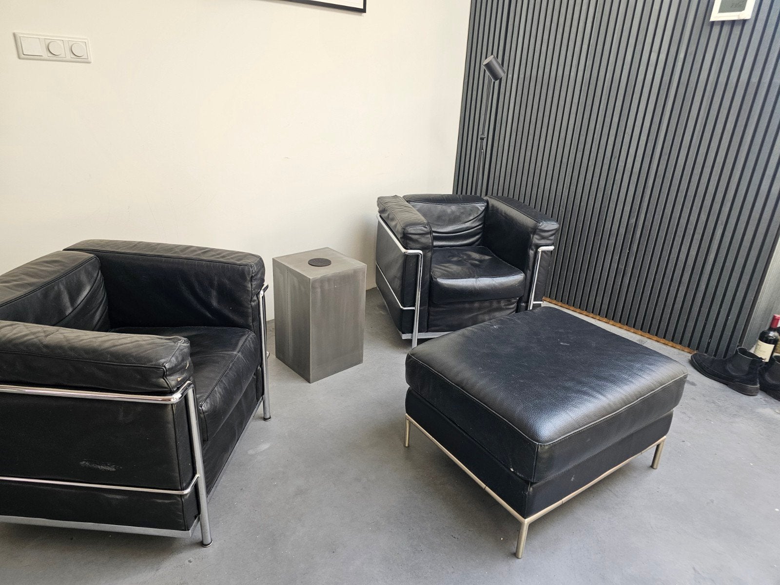 2x Replica Corbusier LC2 fauteuils met zeldzame ottoman, Ophalen, Gebruikt, Modern, Design, Bauhaus, Vierkant