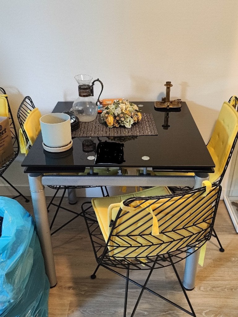 Tafel glas uitschuifbaar met 4 gele stoeltjes, Ophalen, 100 tot 150 cm, 50 tot 100 cm, Zo goed als nieuw