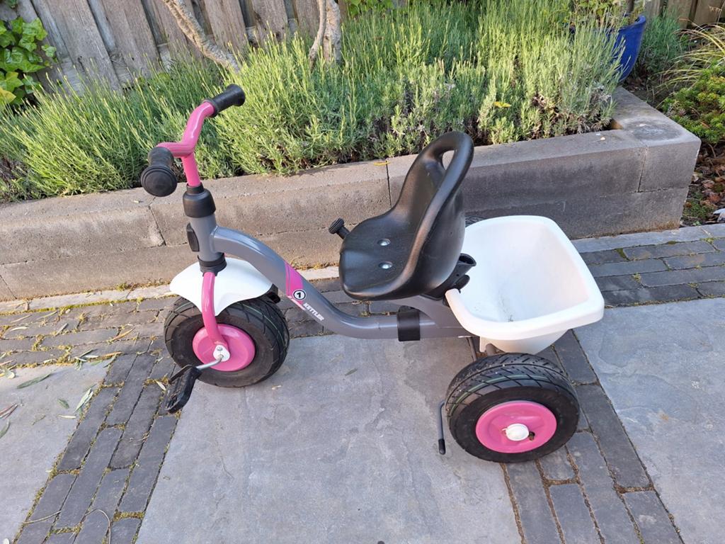 Kettler driewieler met kiepbakje - roze/grijs amper gebruikt, Terugtraprem, Ophalen of Verzenden, Kettler, Verstelbare zitting