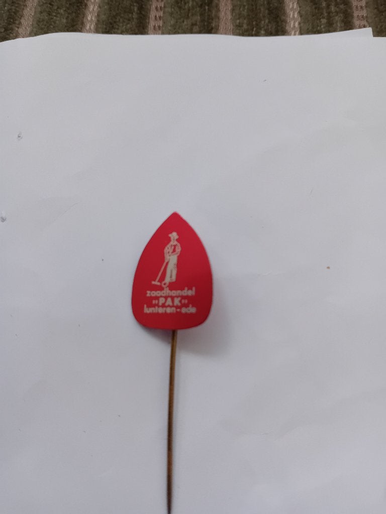 Pin - Zaadhandel "PAK" - Lunteren/Ede, Verzamelen, Ophalen of Verzenden, Zo goed als nieuw, Overige onderwerpen, Speldje of Pin