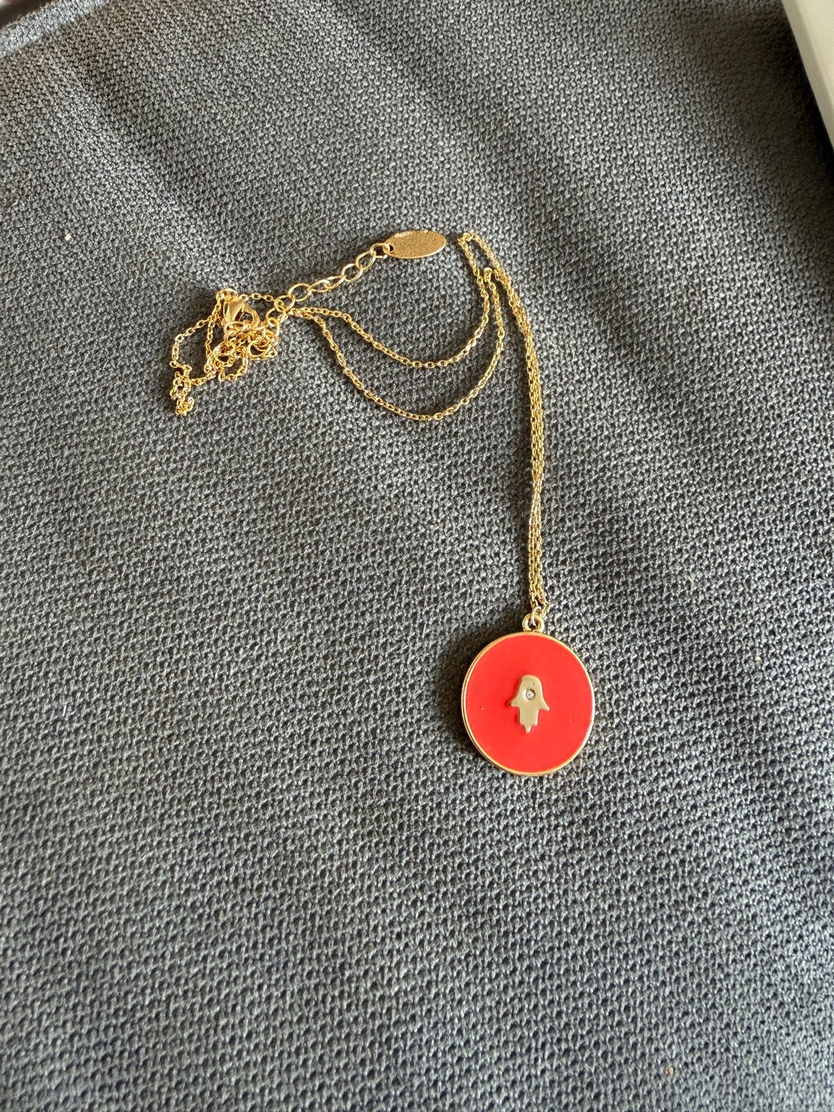 Gouden ketting met rode hanger en Hamsa handje, Ophalen of Verzenden, Zo goed als nieuw, Goud, Overige materialen
