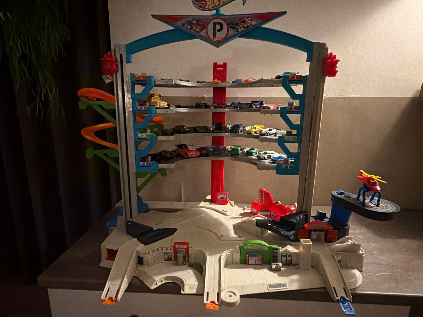 Hot Wheels Mega Garage met circa 30 auto's, Ophalen of Verzenden, Gebruikt