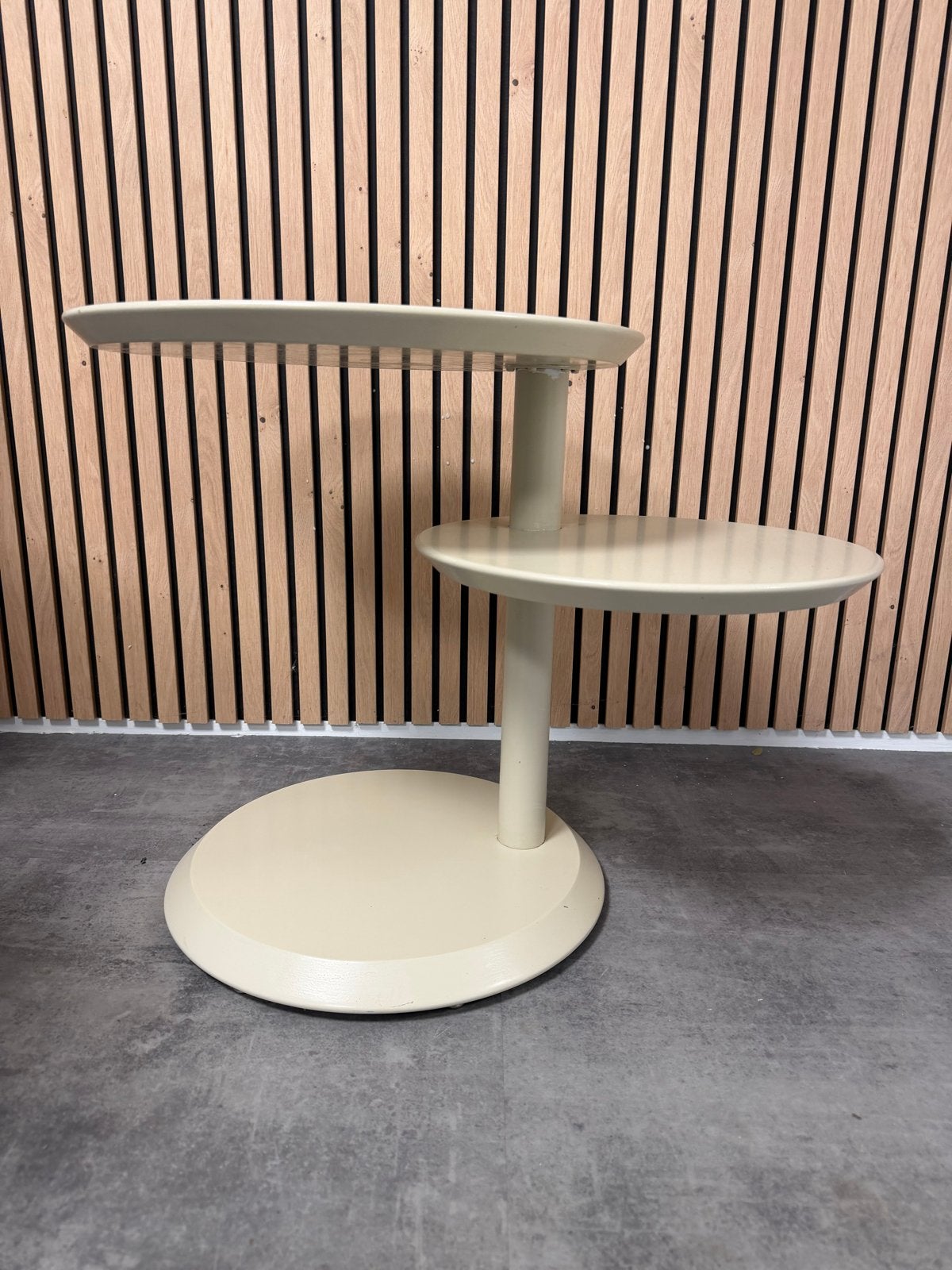 Crème-kleurige bijzettafel met twee ronde bladen, Overige materialen, Gebruikt, Rond, 55 tot 75 cm