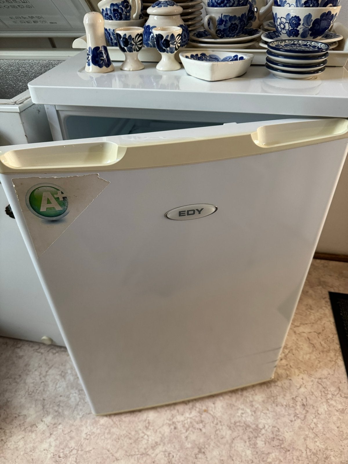 Compacte EDY Tafelmodel Koelkast - Energieklasse A+, Ophalen, Minder dan 85 cm, Minder dan 75 liter, Energieklasse A of zuiniger