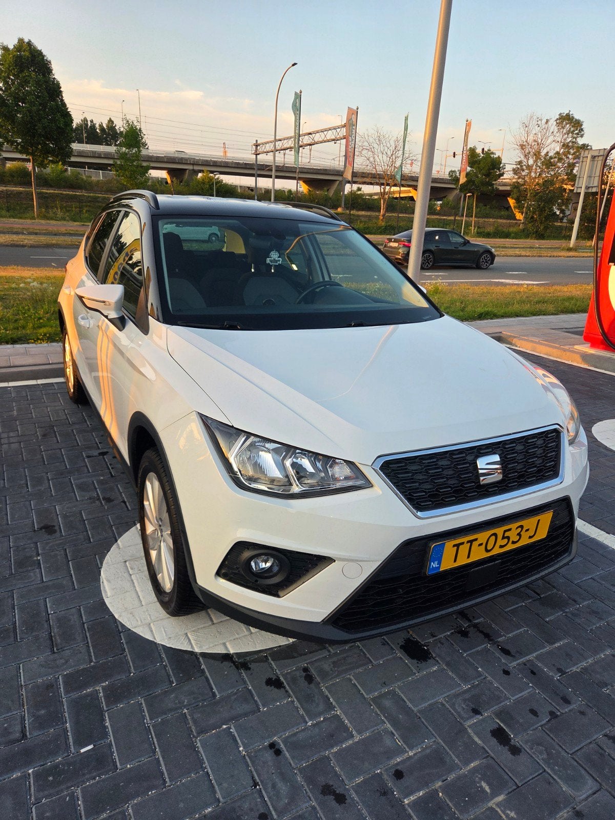 Seat Arona 1.0 TSI 115pk 2018 Wit, Auto's, 1112 kg, Arona, Origineel Nederlands, 600 kg