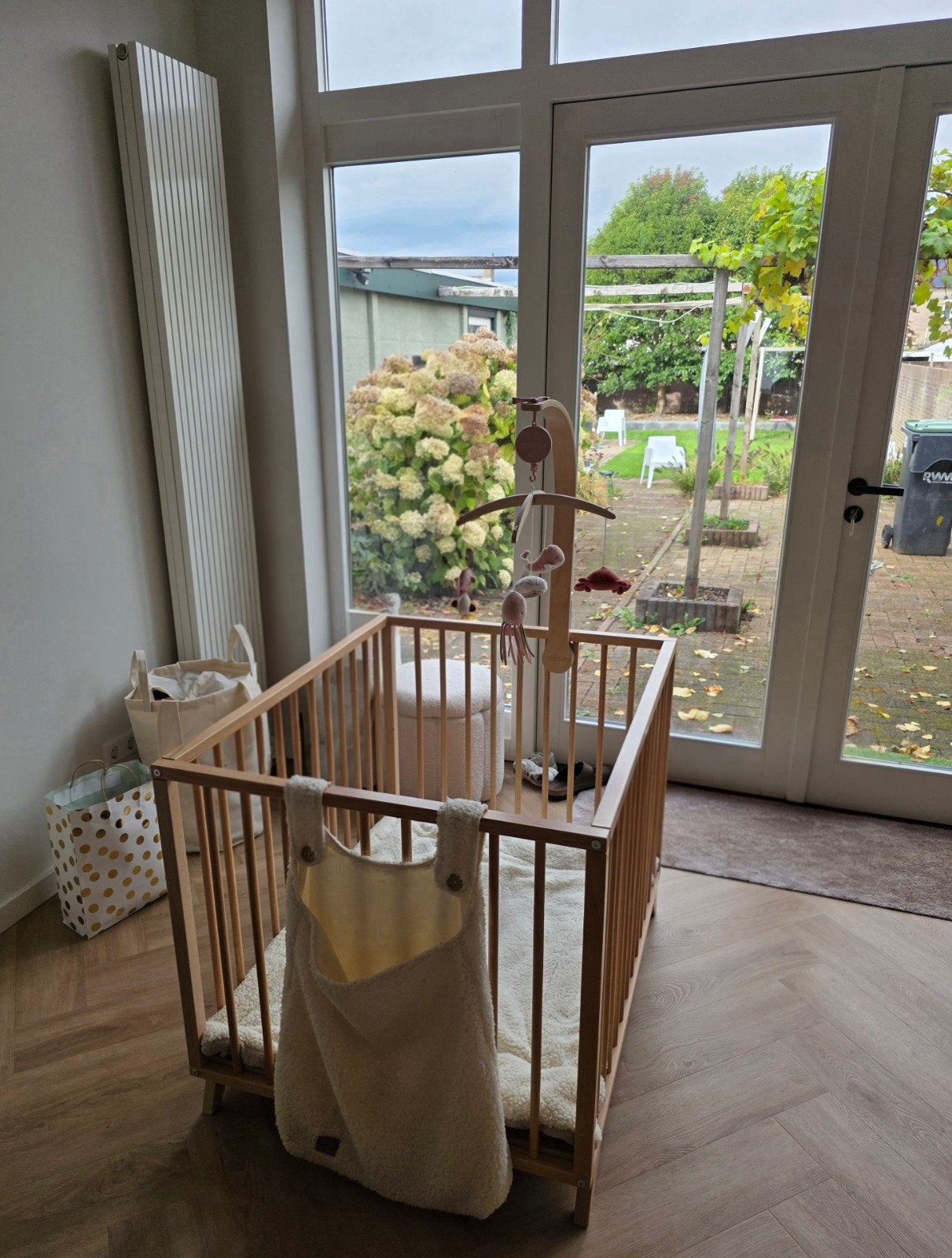 Bobita Retro Box - Houten Baby Box met Mobiel en Accessoires, Ophalen, Zo goed als nieuw, Rechthoekig, Boxkleed