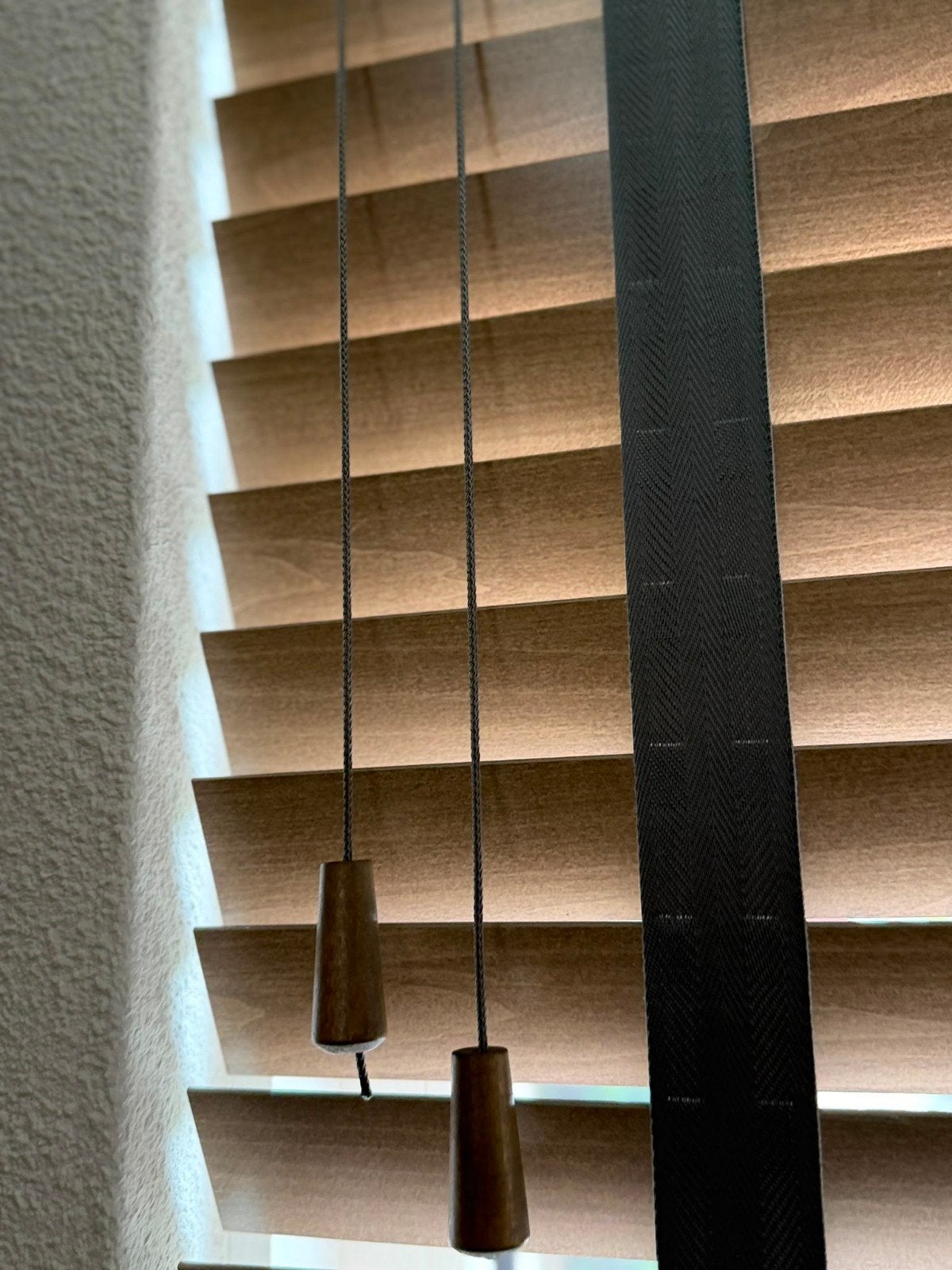 Houten jaloezieën met ladderband, Ophalen, Jaloezie, Hout, Bruin