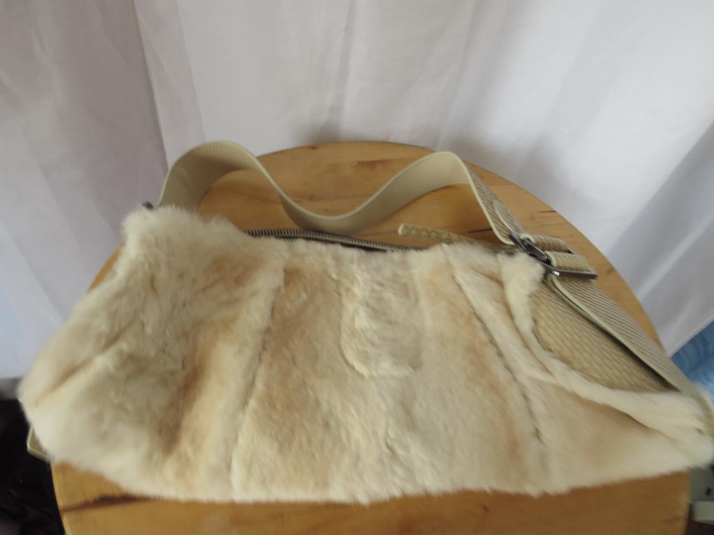 Tod’s bonttasje nwot rabbit fur barrel  phyton leather creme, Sieraden, Tassen en Uiterlijk, Tassen | Damestassen, Ophalen of Verzenden