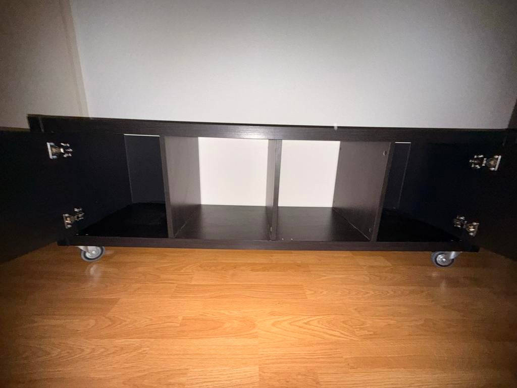 Kallax kast 4 vakken met 2 deurtjes op zwenkwieltjes, Ophalen, Gebruikt