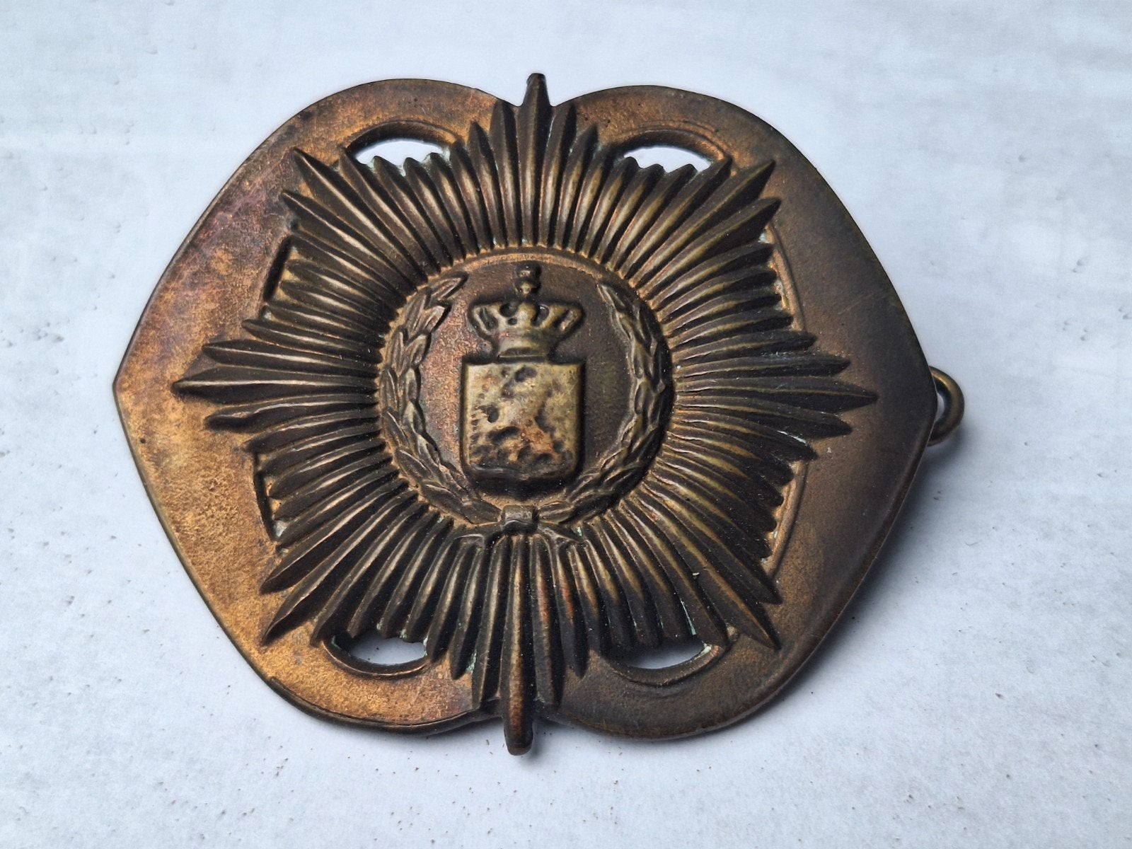 baret embleem van infanterie Regiment Van Heutsz, Ophalen of Verzenden, Landmacht, Nederland, Embleem of Badge