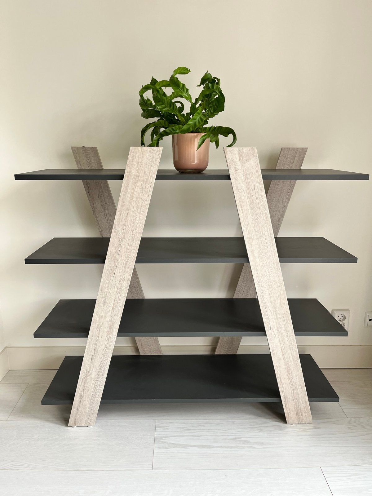 Moderne Boekenkast met 4 Planken - Zwart/Licht Hout, Ophalen, Met plank(en), 100 tot 150 cm, Zo goed als nieuw