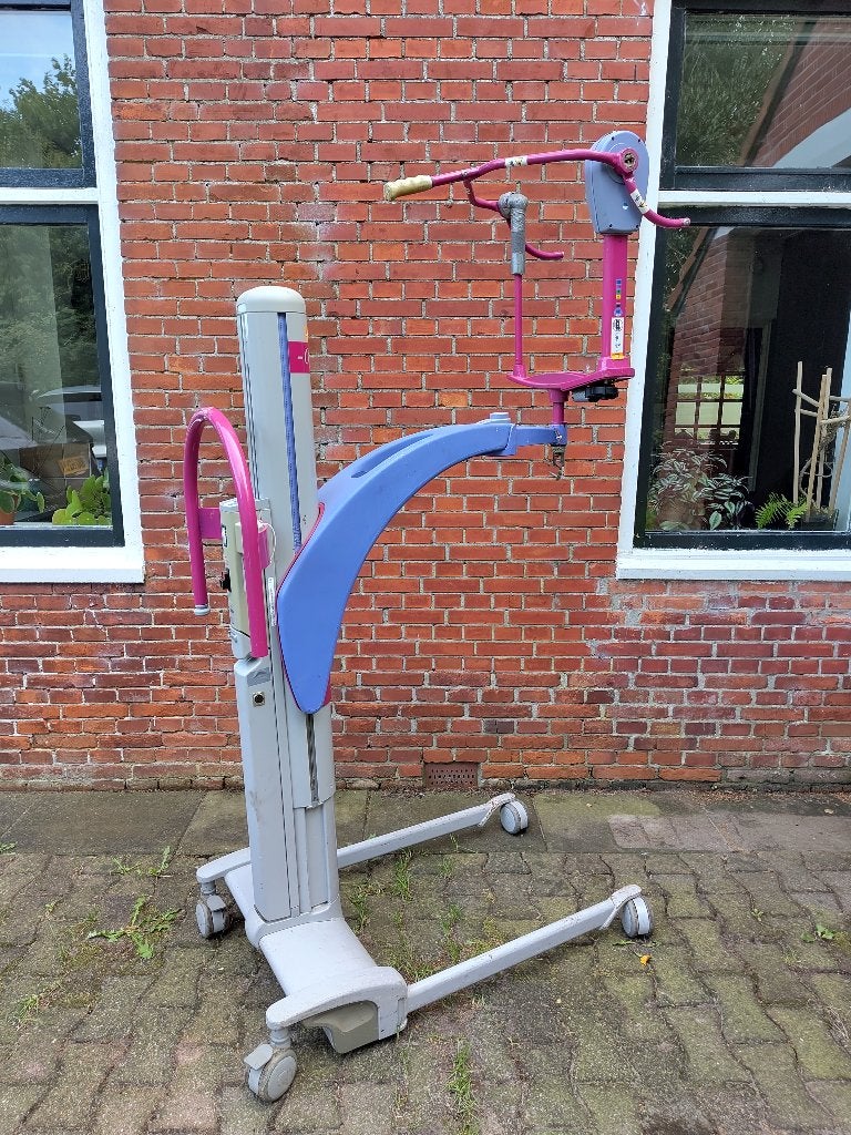 Arjo Opera tillift 200 kg, incl accu+lader – werkend, Diversen, Ophalen, Gebruikt