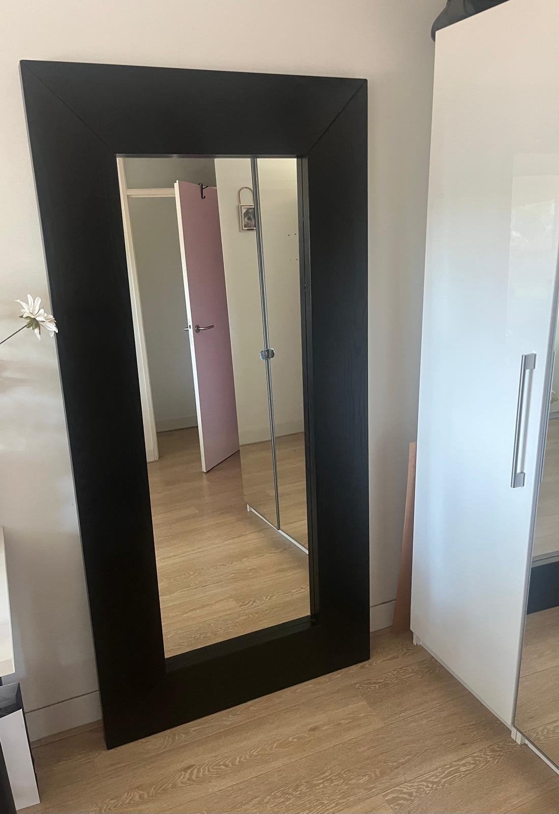 Grote zwarte passpiegel met brede lijst, Huis en Inrichting, Woonaccessoires | Spiegels, Ophalen, Gebruikt, 150 tot 200 cm, Rechthoekig