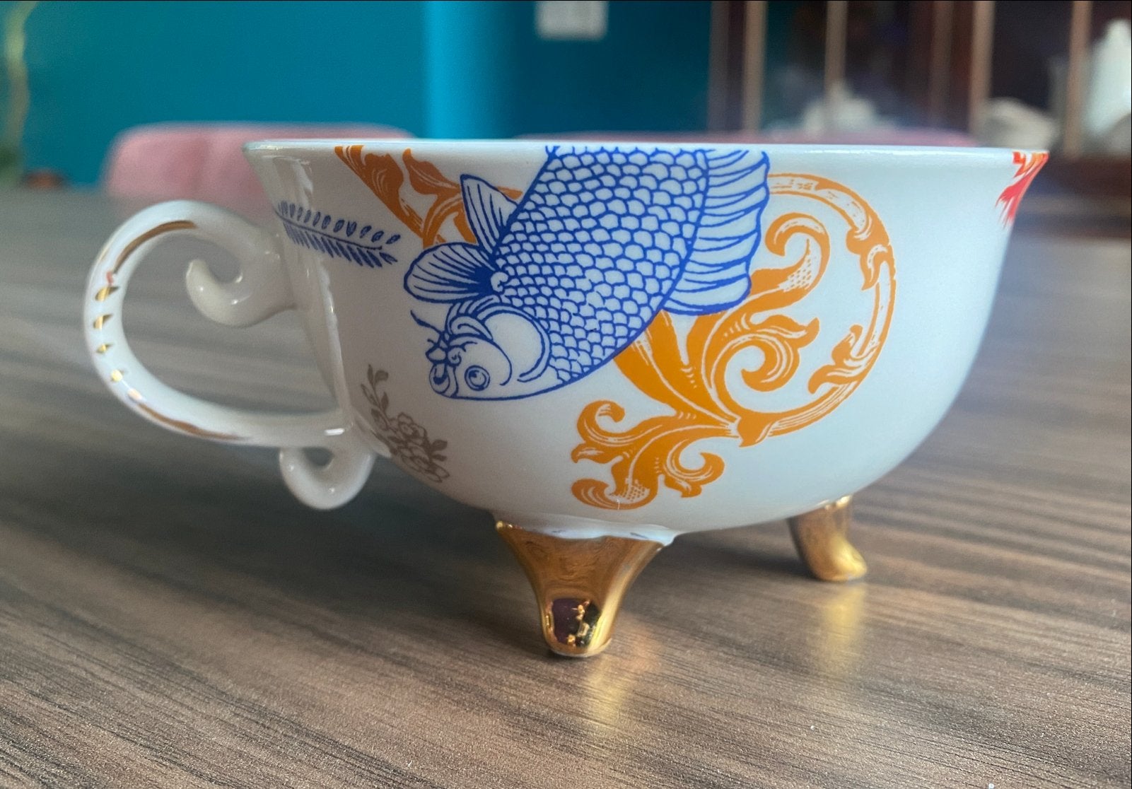 Uniek theekopje met vissen en bloemen op gouden pootjes AVRO, Overige merken, Ophalen of Verzenden, Zo goed als nieuw, Kop(pen) en/of Schotel(s)