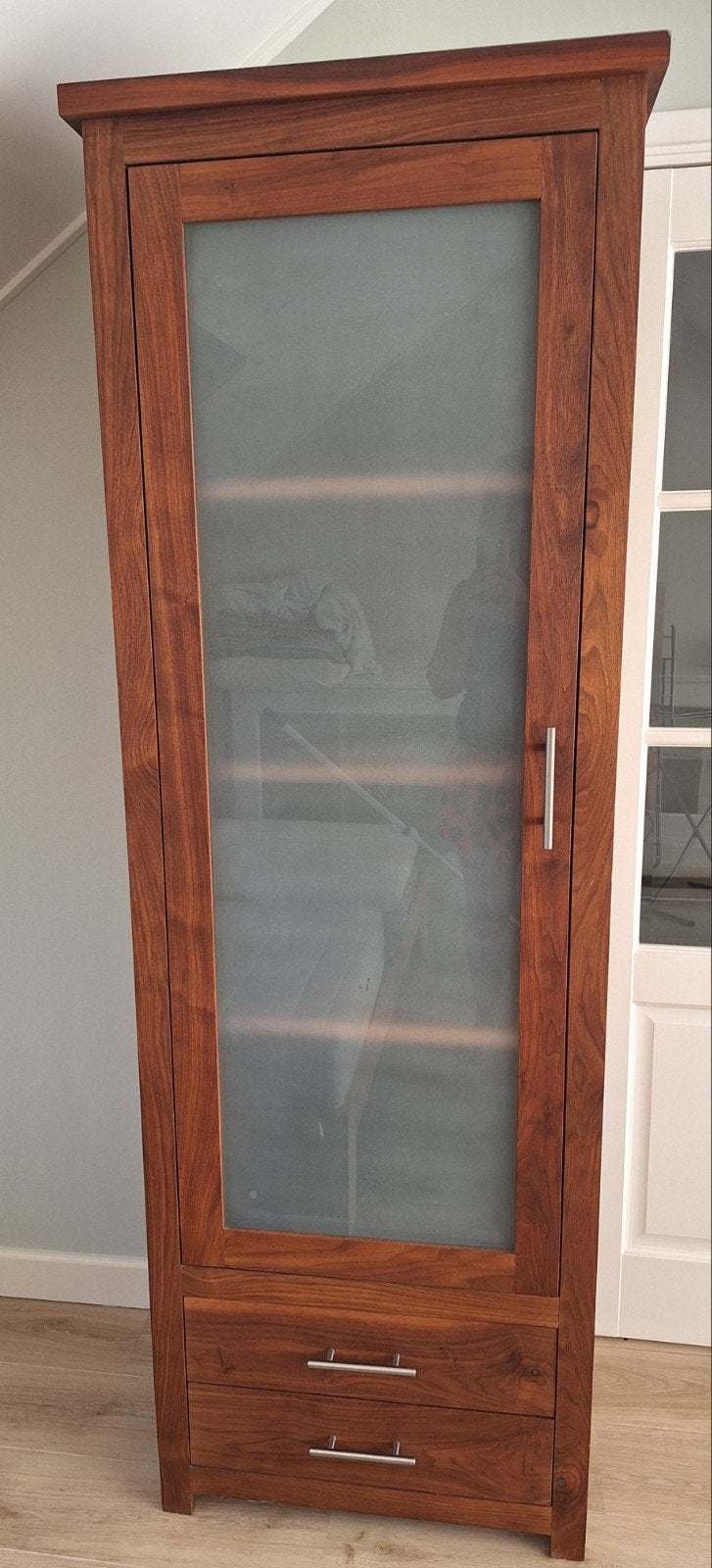 Hoge noten houten kast met melkglas en lades, Ophalen, Met deur(en), Glas, 50 tot 100 cm
