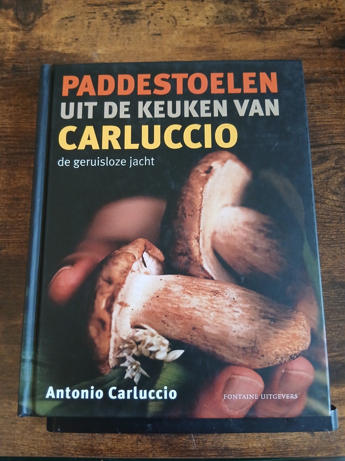 Paddestoelen uit de keuken van Carluccio - Kookboek, Boeken, Italië, Hoofdgerechten, Ophalen of Verzenden, Zo goed als nieuw