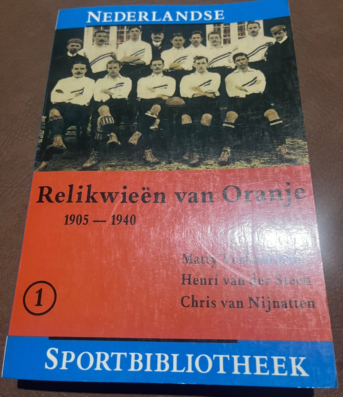 Boek - Relikwieën van Oranje - 1905/1940, Ophalen of Verzenden, Gelezen, Balsport
