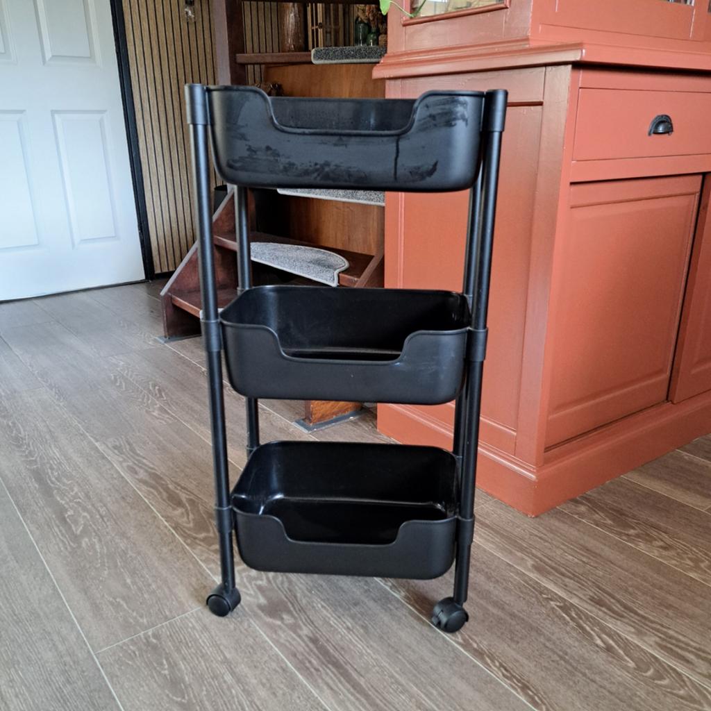 Zwarte trolley op wielen., Ophalen