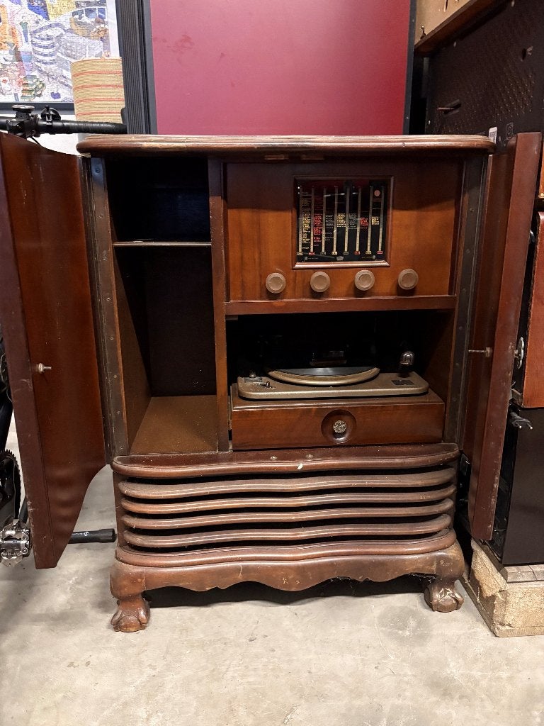 Antiek radiomeubel in Queen Ann stijl met platenspeler, Ophalen