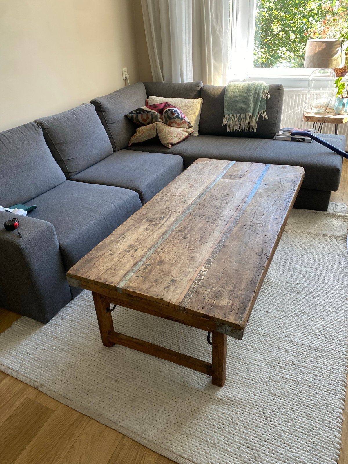 Robuuste houten salontafel met metalen accenten, Ophalen, Gebruikt, 100 tot 150 cm, 50 tot 100 cm