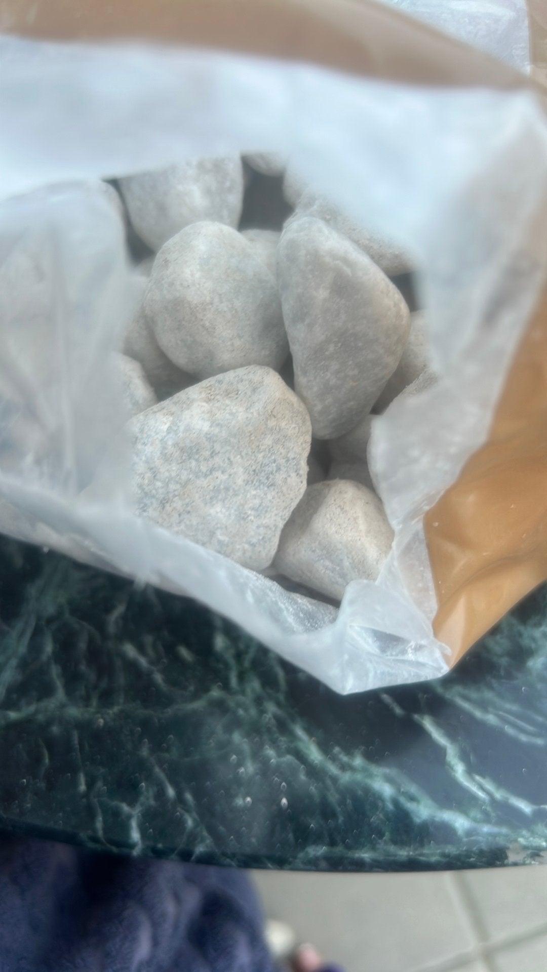 2 zakken carrara stenen 25 kg, Tuin en Terras, Ophalen of Verzenden, Zo goed als nieuw