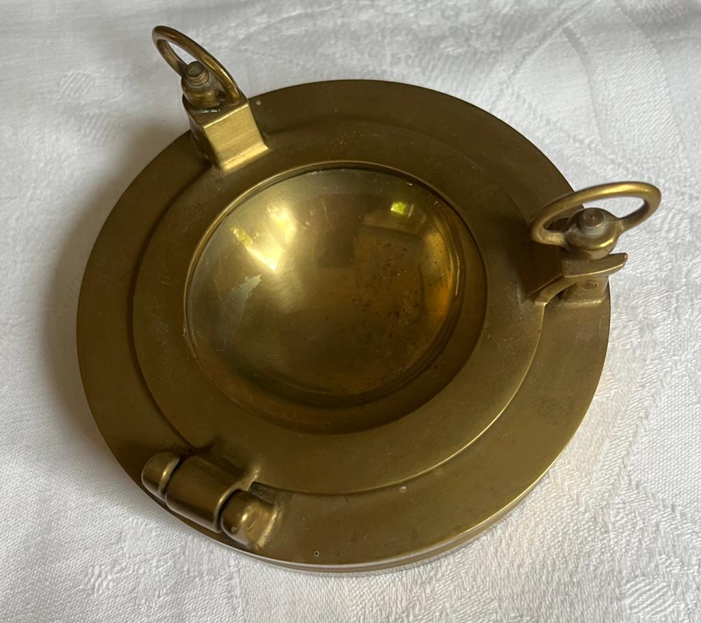 Asbak van messing en glas in patrijspoort vorm nautic, Ophalen of Verzenden, Koper