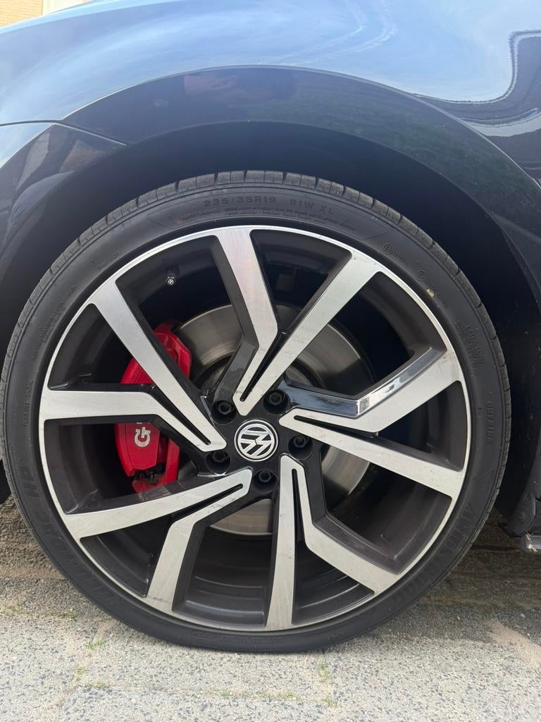 VW Brescia 19 inch velgen met zomerbanden 235/35/19, Auto-onderdelen, Gebruikt, Banden en Velgen, 235 mm, Personenwagen