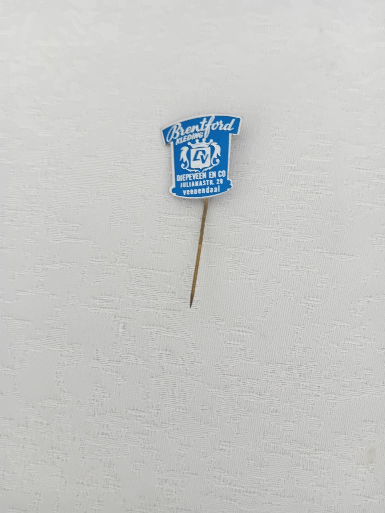 Pin - Diepeveen en Co - Veenendaal - Brentford kleding, Ophalen of Verzenden, Zo goed als nieuw, Merk, Speldje of Pin