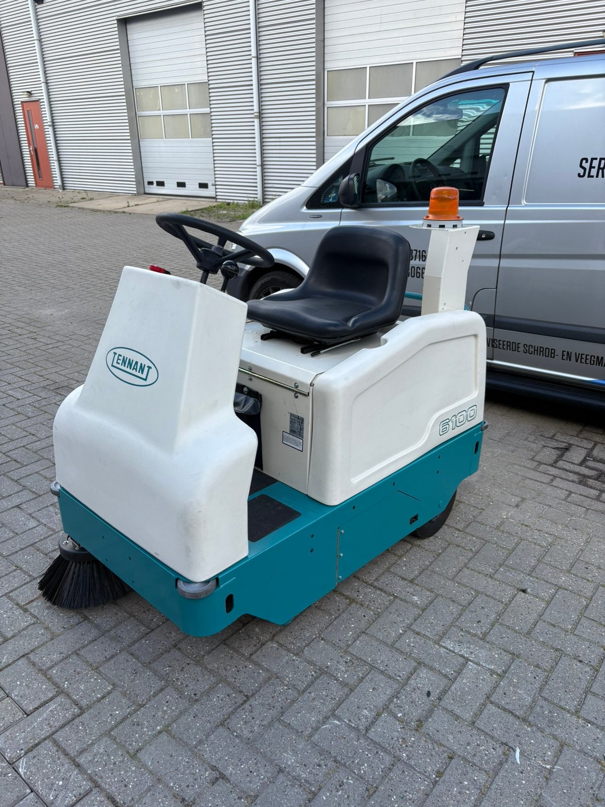 Veegmachine Tennant 6100. 50 werkuren, Ophalen of Verzenden, Zo goed als nieuw