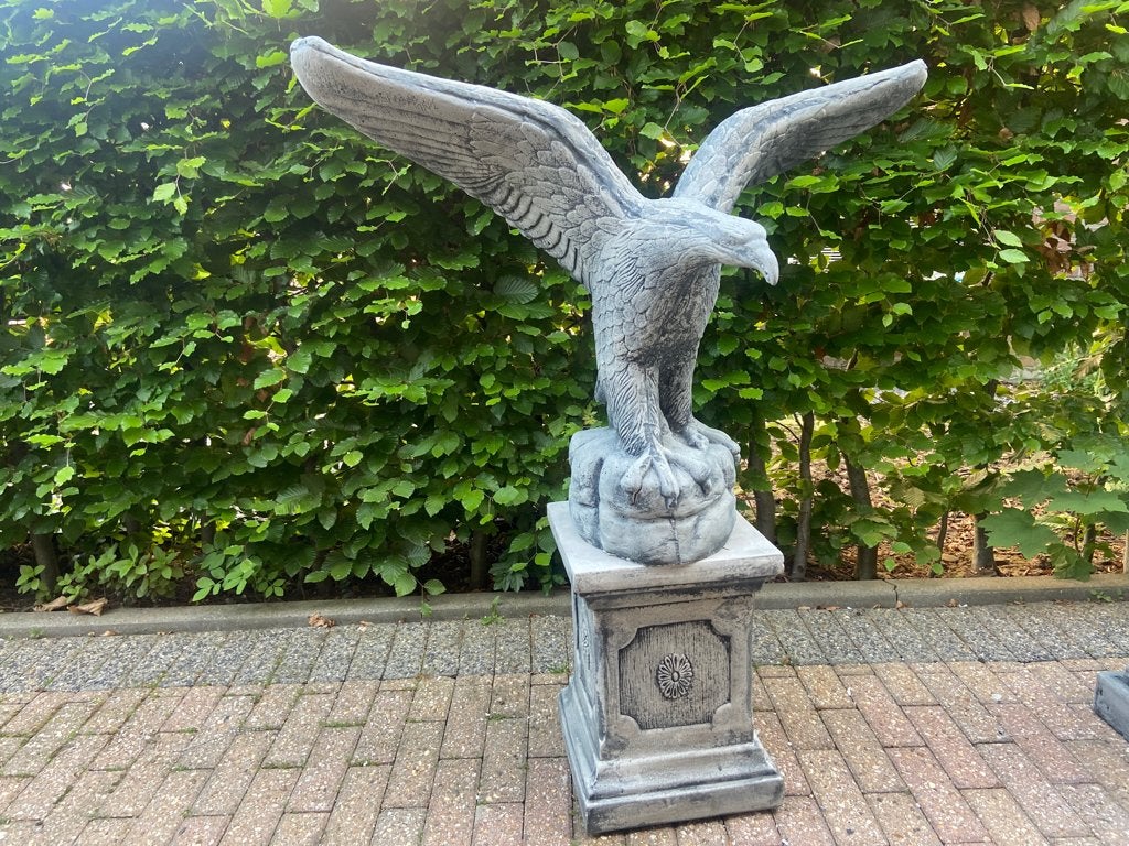 Adelaar op Zuil, Tuin en Terras, Tuinbeelden, Ophalen, Nieuw, Beton, Dierenbeeld
