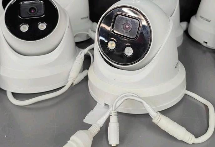 Hikvision DS-7608NXI-K2/8P 4 Tb  + 2 acusense 4 Mp Camera's, Ophalen of Verzenden, Zo goed als nieuw, Buitencamera
