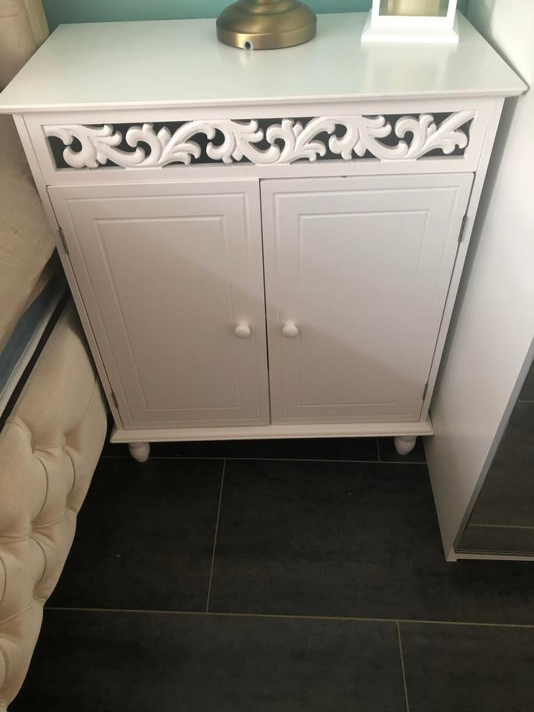 Wit kastje met sierlijke details, Ophalen of Verzenden, Zo goed als nieuw