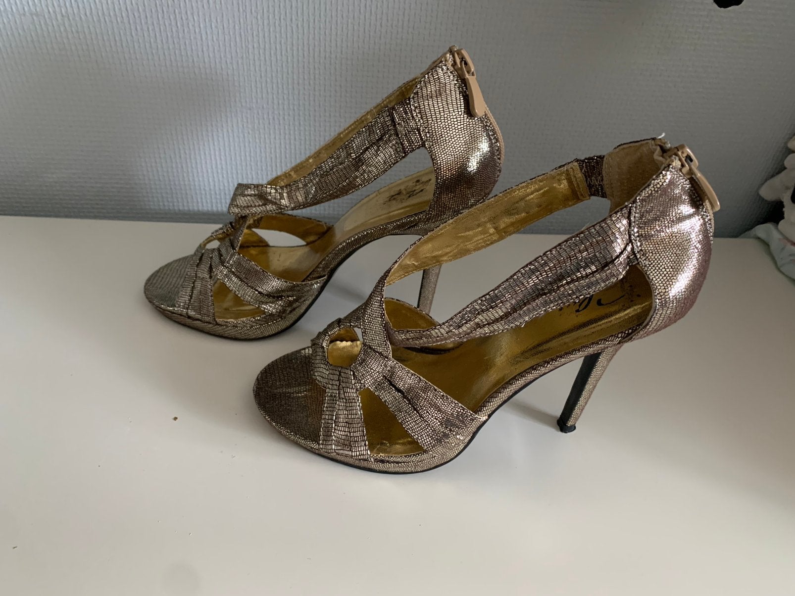 Feestelijk schoenen goud kleur maat 38, Ophalen of Verzenden, Zo goed als nieuw, Overige kleuren, Sneakers of Gympen