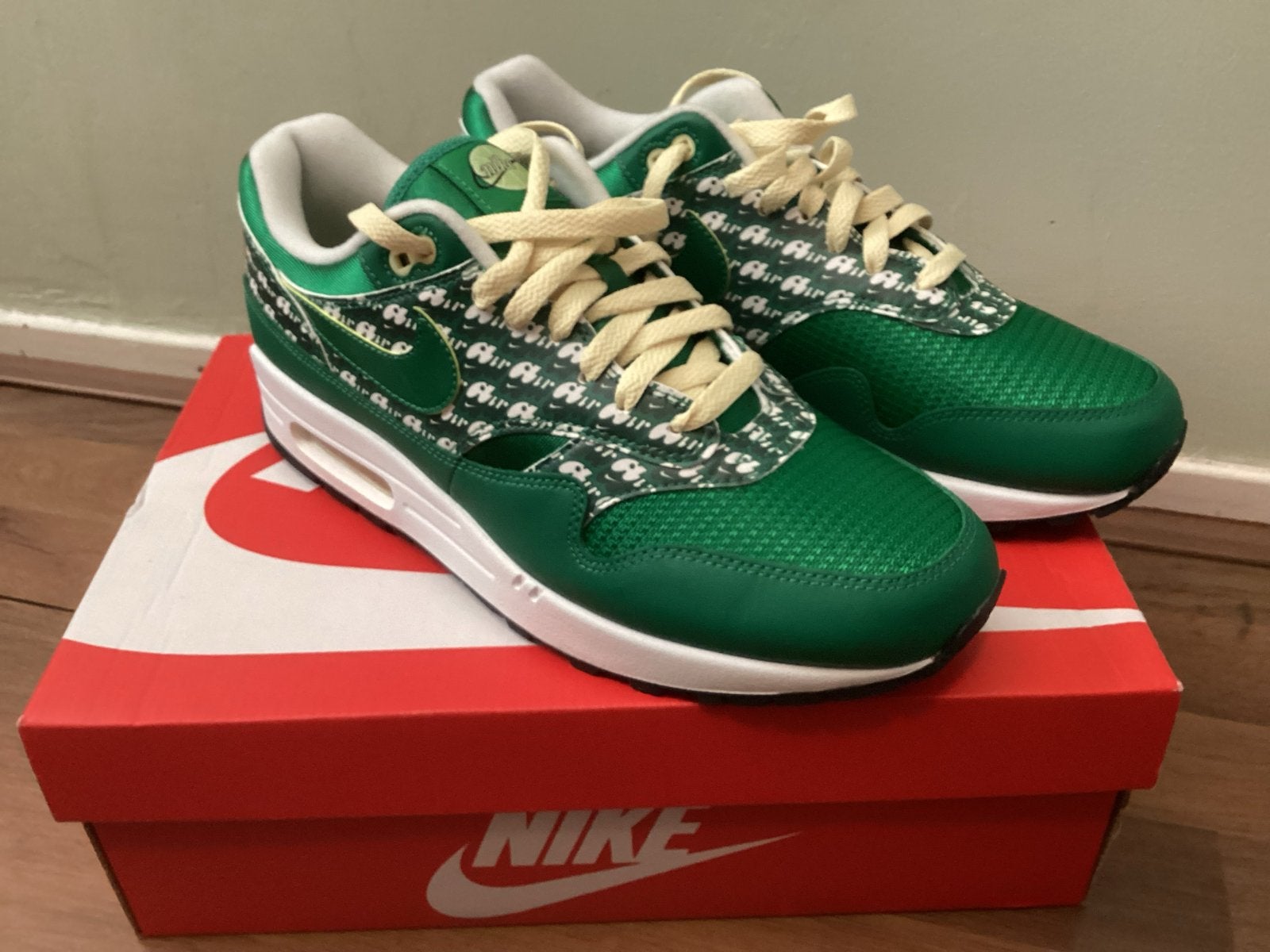 Nike Air Max 1 Premium "Pine Green Lemonade" - Maat 44,5, Kleding | Heren, Ophalen of Verzenden, Nieuw, Overige kleuren, Sneakers of Gympen