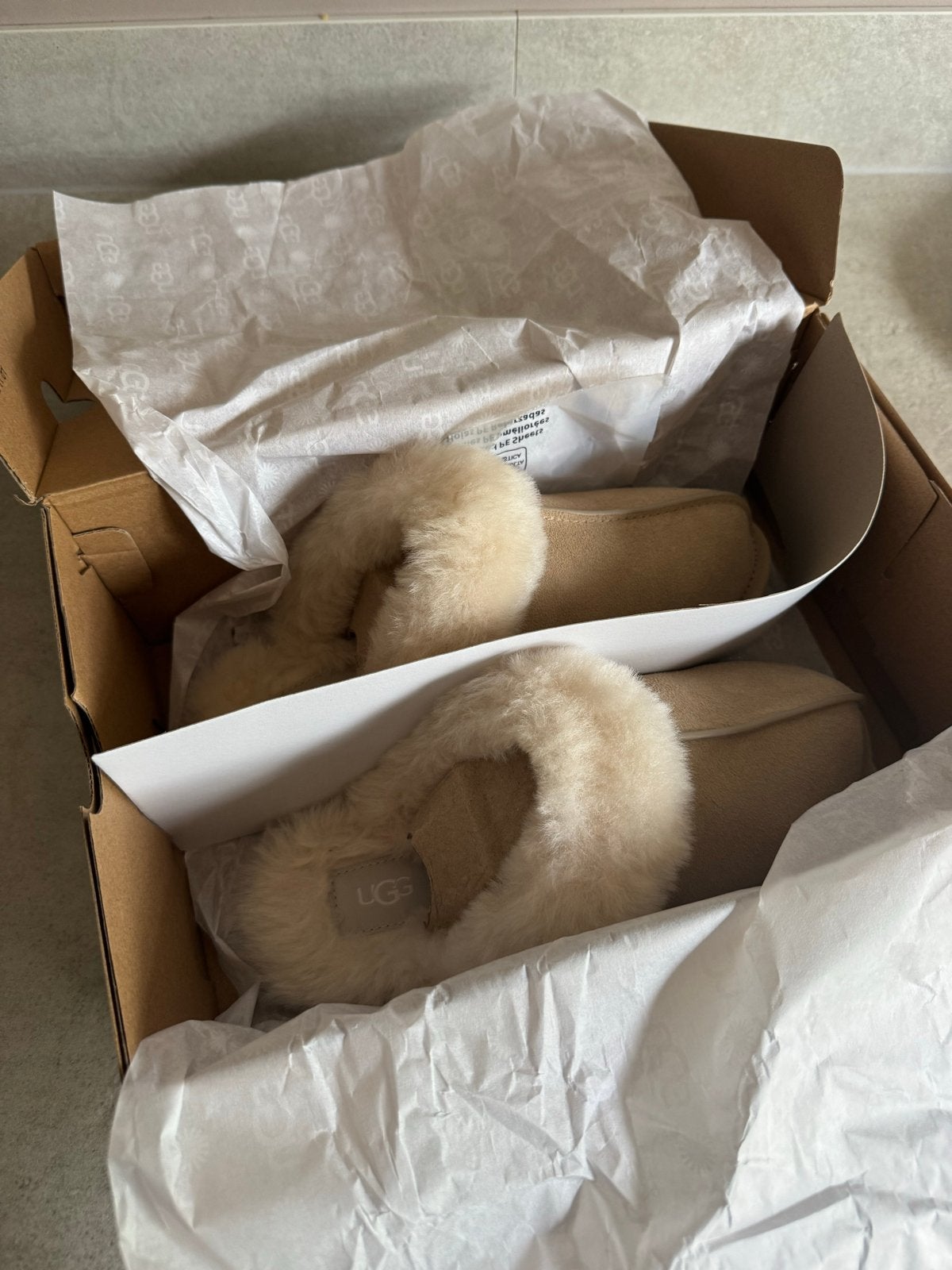 Nieuwe UGG Scuffette ii Maat 38 - Ongebruikt in Verpakking, Kleding | Dames, Ophalen of Verzenden, Nieuw, Beige, Pantoffels of Sloffen