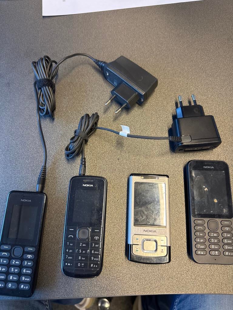Diverse Nokia telefoons, met en zonder oplader, Gebruikt, Zwart, Fysiek toetsenbord, Ophalen of Verzenden