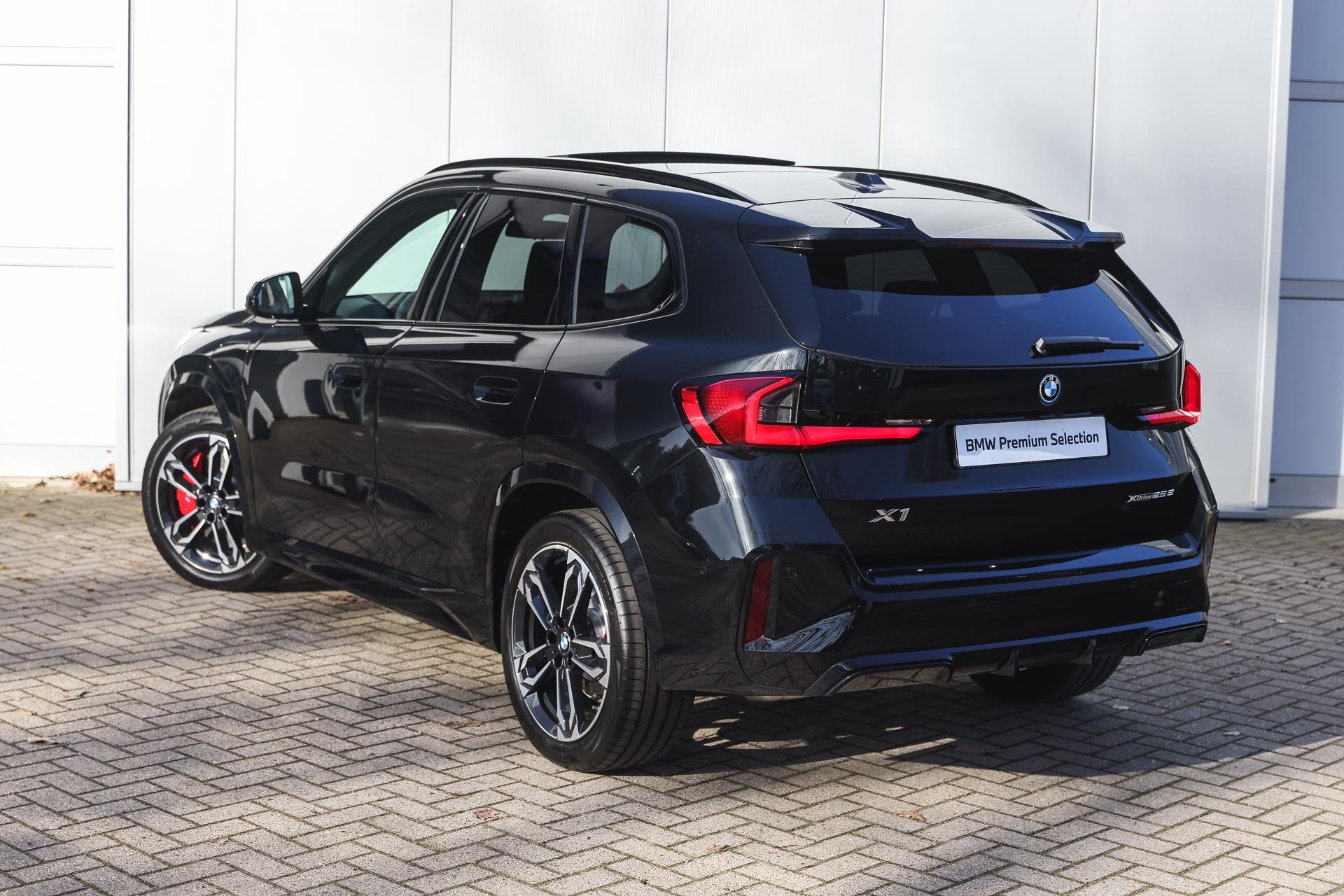 BMW X1 xDrive25e High Executive M Sport Automaat / Panoramad, Auto's, BMW, Stoelverwarming, Euro 6, Zwart, Hybride Elektrisch/Benzine