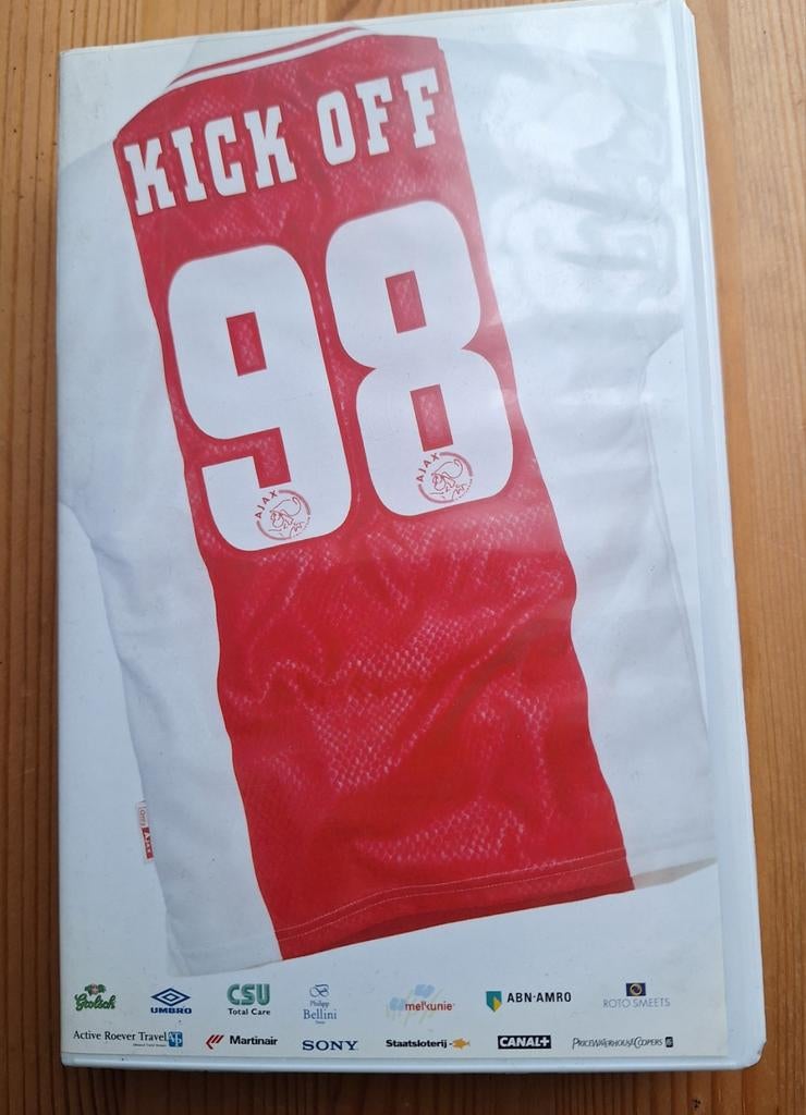 1998-VHS Band Ajax Kick Off seizoen 98/99., Ophalen of Verzenden, Nieuw, Ajax, Overige typen