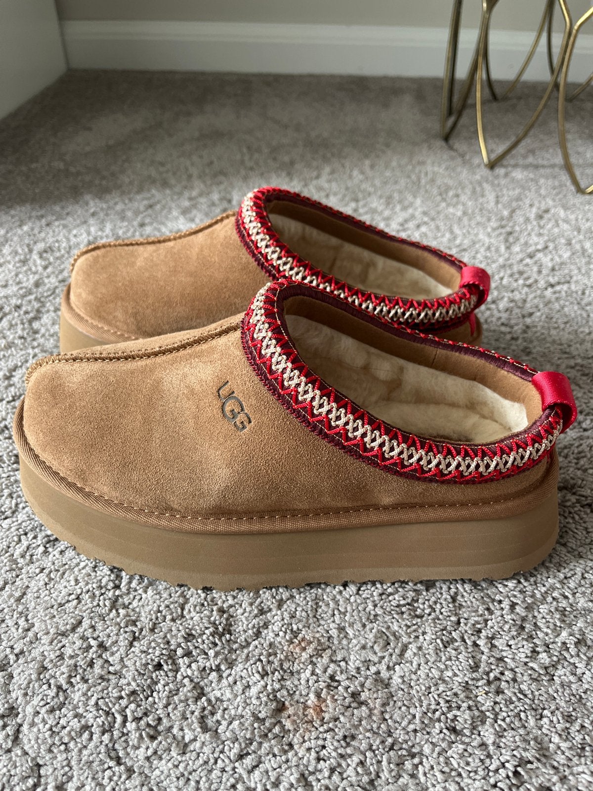 Nieuwe UGG Tasmans II - Bruin met Rood Detail, Bruin, Instappers, Nieuw, Ophalen of Verzenden
