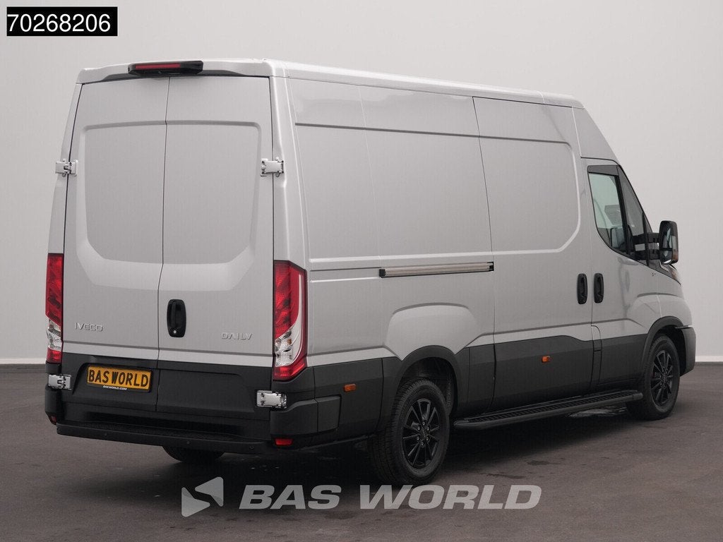 Iveco Daily 35S21 BPM VRIJ! 3.0L Automaat L2H2 Black Edition, Auto's, Automaat, Stof, Euro 6, 4 cilinders