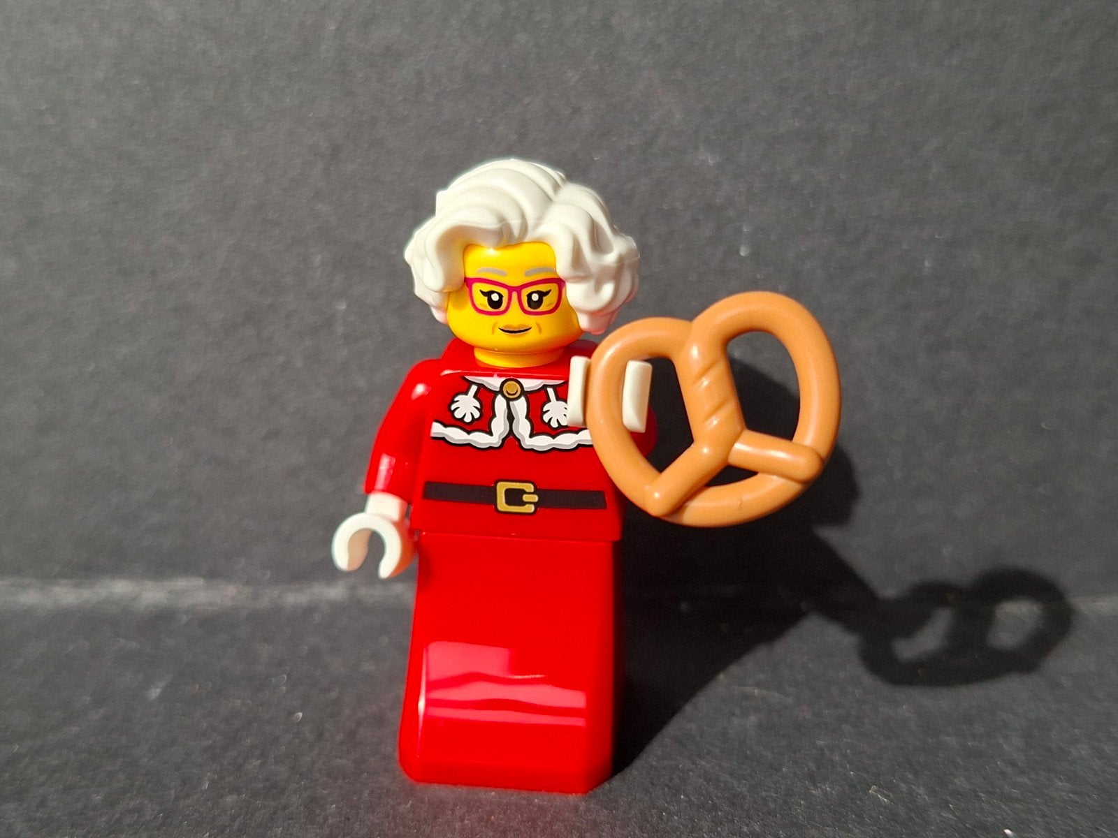 Lego minifig NIEUW Mrs Claus Pretzel BAM Kerstvrouw, Ophalen of Verzenden, Nieuw, Minifiguur, Lego