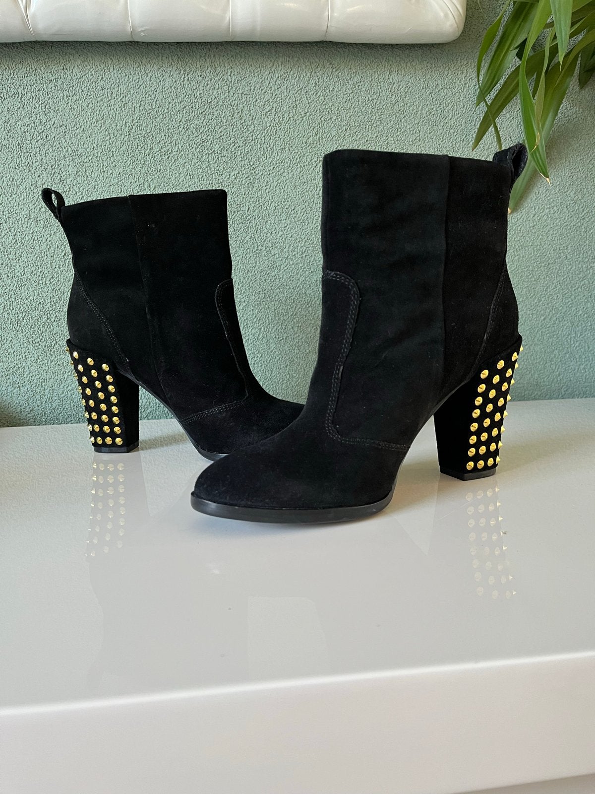 French Connection suède laarsjes zwart met gouden studs, Zwart, Lage of Enkellaarzen, Nieuw, Ophalen of Verzenden