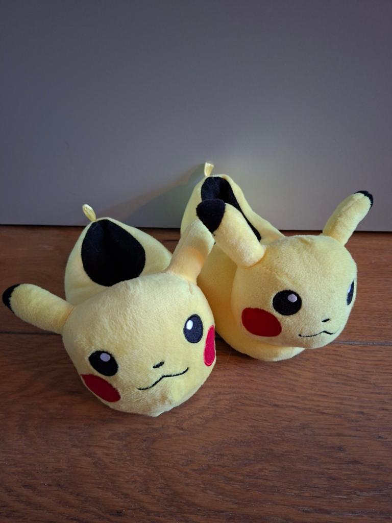 Pikachu sloffen maat 26 zgan, Pokémon, Ophalen of Verzenden, Zo goed als nieuw, Geel