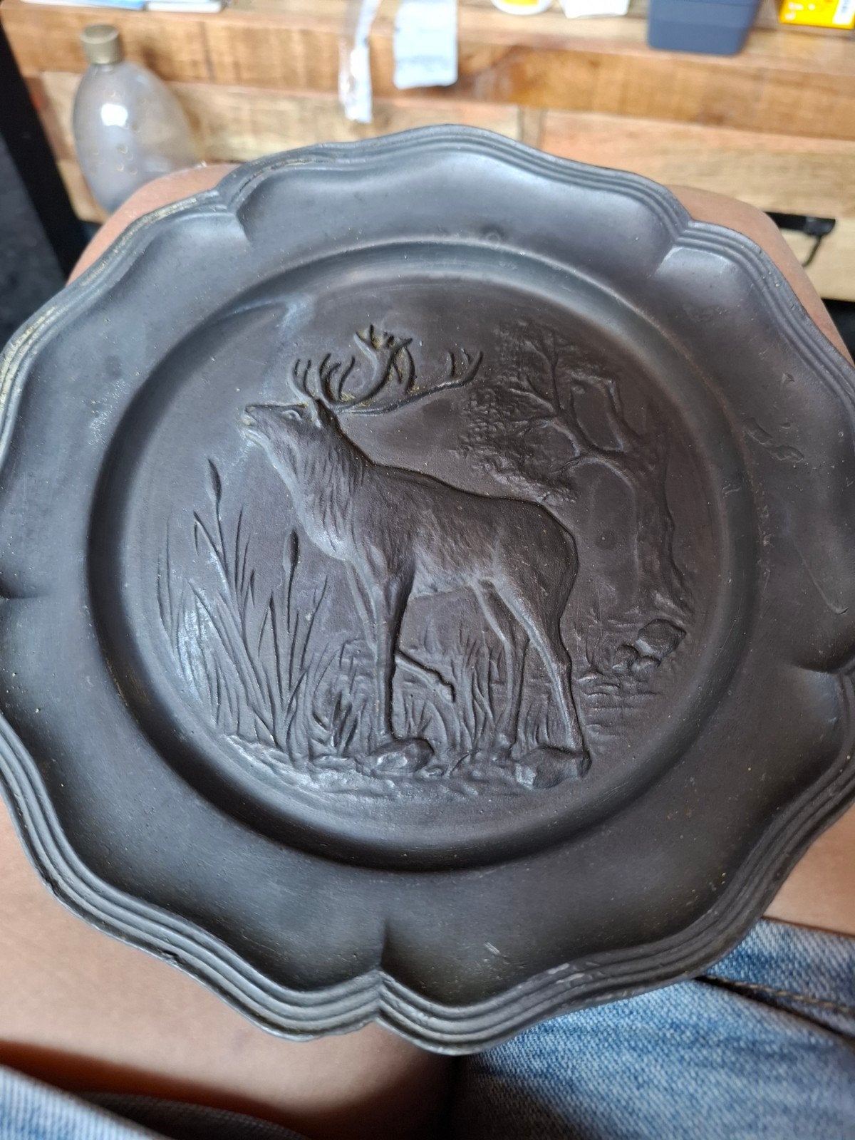 Antieke tinnen wandplaat met hert reliëf, Antiek en Kunst, Antiek | Tin, Ophalen of Verzenden