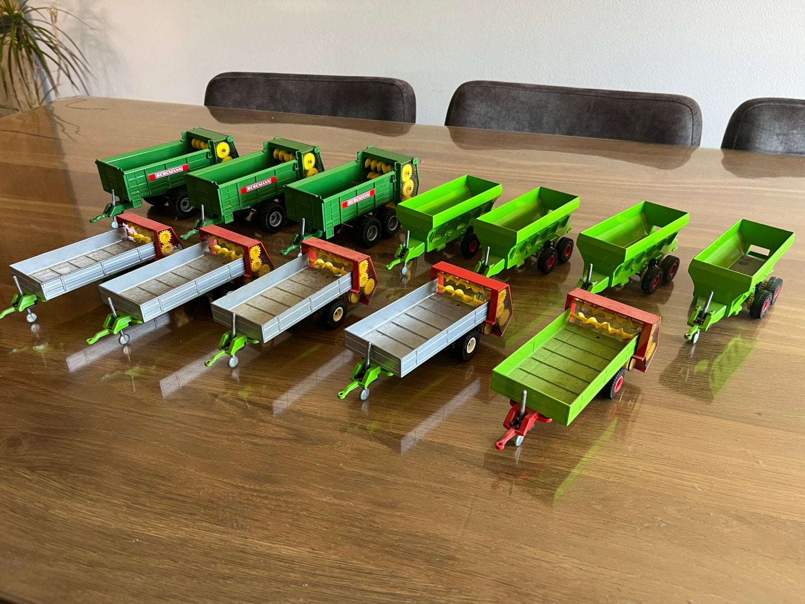 12 stalmest en kalk strooiers Siku Bergmann, Ophalen of Verzenden, Zo goed als nieuw, Tractor of Landbouw, SIKU